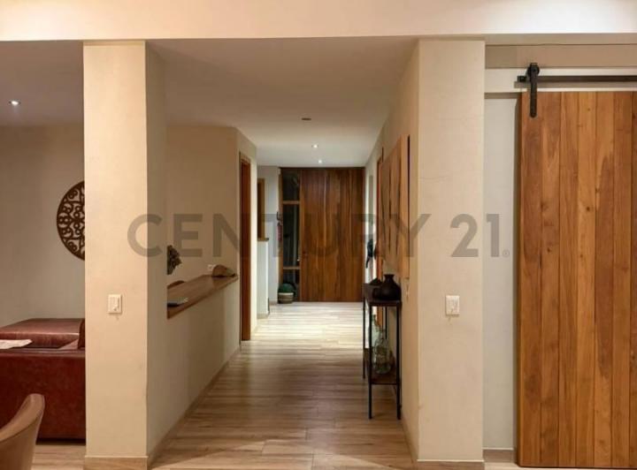 Casa · 300m² · 6 Ambientes · 1 Cochera
