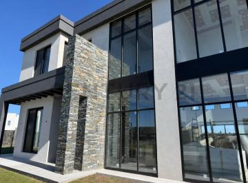 Casa · 420m² · 6 Ambientes · 2 Cocheras · Venta Casa 6 Ambientes Barrio San Sebastián 420 m² Cub Al Lago Permuta