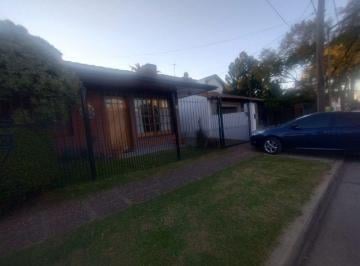Casa de 5 ambientes, Quilmes · Chalet en Dos Plantas con Quincho y Pileta en Barrio Parque Bernal. Excelente Propiedad.