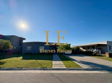 Casa · 200m² · 4 Ambientes · 4 Cocheras · Casa en San Sebastian Area 8