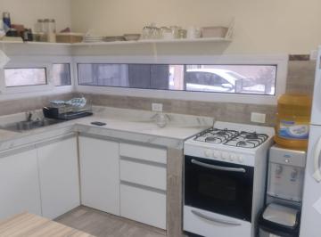 Casa · 115m² · 4 Ambientes · 1 Cochera · Alquiler Casa 3 Dorm. con Quincho