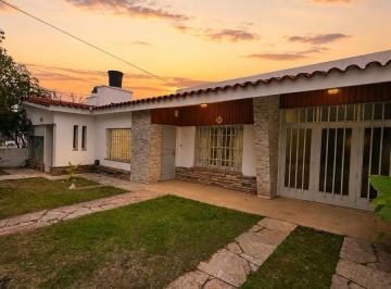 Casa · 170m² · 7 Ambientes · 2 Cocheras · Vende Casa 3 Dorm. en B° Escobar con Patio Apta Profesional