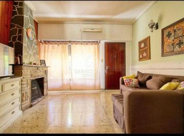Casa · 206m² · 5 Ambientes · 1 Cochera · Casa en Venta en San Isidro con Distribución Funcional y Luminosidad