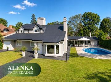 Casa de 6 ambientes, Pilar · Venta | Moderna Propiedad con 5 Dorm., Quincho Cerrado, Family y Gran Terreno Libre de 1050 m²
