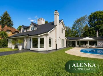 Casa de 6 ambientes, Pilar · Venta | Moderna Propiedad con 5 Dorm., Quincho Cerrado, Family y Gran Terreno Libre de 1050 m²