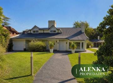 Casa de 6 ambientes, Pilar · Venta | Moderna Propiedad con 5 Dorm., Quincho Cerrado, Family y Gran Terreno Libre de 1050 m²