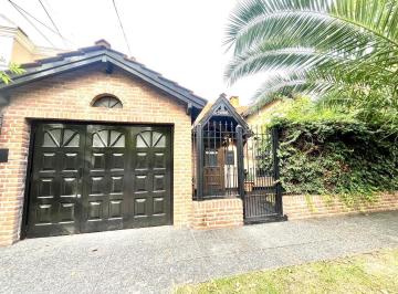 Casa · 324m² · 4 Ambientes · 2 Cocheras · Chalet en Excelente Estado en Castelar Centro Norte