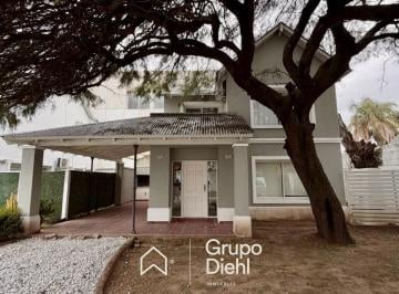 Casa · 5 Ambientes · 2 Cocheras · Casa en Alquiler en Housing Sobre Recta Martinolli