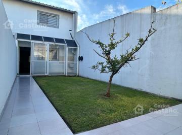 Casa · 100m² · 3 Ambientes · 1 Cochera · Impecable Dúplex 3 Amb. con Jardín y Cochera