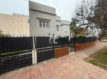 Casa · 130m² · 5 Ambientes · 1 Cochera · Casa en Alquiler en Tigre Centro