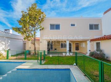 Casa · 300m² · 5 Ambientes · 2 Cocheras · ¡Venta! Casa en Cerro de Las Rosas - 5 Dorm. ¡Con Escritura!