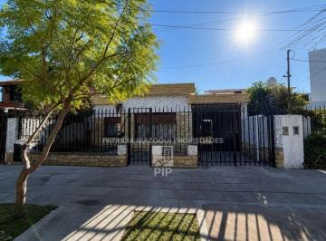 Casa · 160m² · 4 Ambientes · 1 Cochera · En en