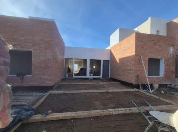 Casa · 75m² · 2 Dormitorios · 1 Cochera · Duplex en Venta en Pampas de Manantiales, 2 Dorm., a Estrenar