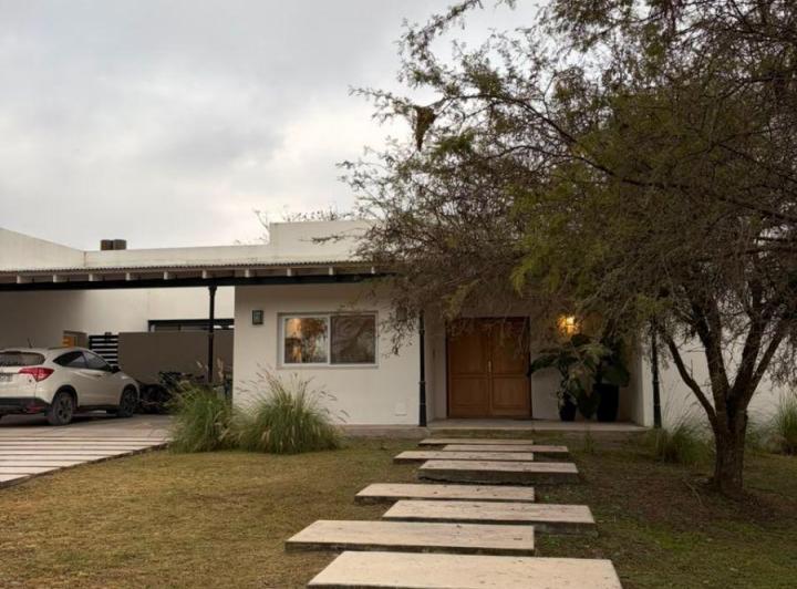 Casa · 170m² · 4 Ambientes · 2 Cocheras