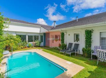 Casa · 320m² · 5 Ambientes · 2 Cocheras · Casa en Venta en Guemes