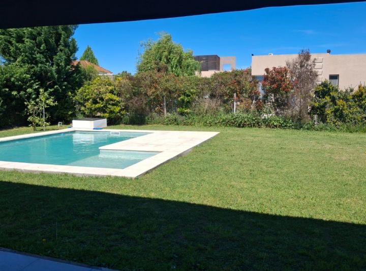 Casa · 200m² · 4 Ambientes · 2 Cocheras