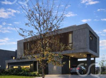 Casa · 230m² · 4 Ambientes · 2 Cocheras · Casa en Venta Los Puentes