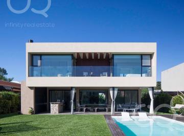 Casa · 200m² · 5 Ambientes · 2 Cocheras · Casa - Village Plaza