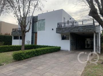 Casa · 300m² · 6 Ambientes · 2 Cocheras · Casa en Barrio Santa Ana Moreno