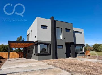 Casa · 195m² · 6 Ambientes · 2 Cocheras · Casa en Medal Country Club a Estrenar!