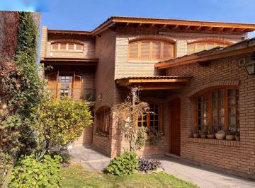 Casa · 359m² · 8 Ambientes · 2 Cocheras · Amplia Casa en Venta Pedro J Godoy y Renato Zanzin