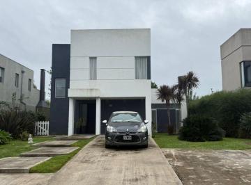 Casa · 250m² · 5 Ambientes · Alquiler Casa 5amb Piscina Altos de Hudson II