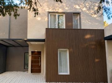 Casa · 134m² · 4 Ambientes · 1 Cochera · Casa PH en Venta 190 m² en Parque Leloir, Ituzaingó, G. B. a. Zona Oeste