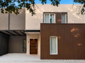 Casa · 134m² · 4 Ambientes · 1 Cochera · Casa PH en Venta 190 m² en Parque Leloir, Ituzaingó, G. B. a. Zona Oeste