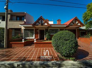 Casa · 159m² · 4 Ambientes · 1 Cochera · Venta Casa Barrio Urca Tres Dorm.