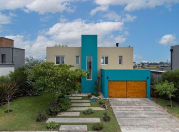 Casa · 237m² · 6 Ambientes · 2 Cocheras · Casa 6 Ambientes en Venta Horizontes Al Sur Laguna