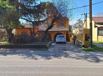 Casa · 190m² · 7 Ambientes · 2 Cocheras · Casa en Venta de 4 Dorm. en Villa Elisa