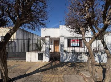 Casa de 3 ambientes, Morón · Casa 3 Ambientes en Alquiler - Cochera Cubierta - Fondo Libre - Terraza - Morón Sur
