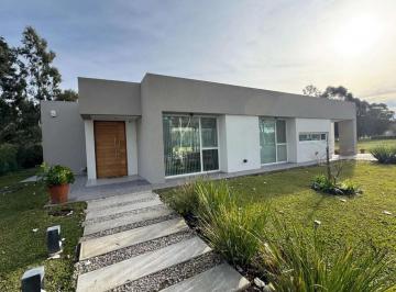 Casa de 5 ambientes, La Plata · Casa de 225 m² con 3 Dorm. en Alquiler Temporal en Haras del Sur II