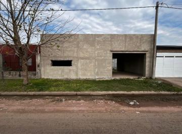 Casa · 235m² · 3 Ambientes · 1 Cochera · Amplio Terreno con Casa en Construcción