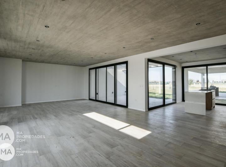 Casa · 194m² · 6 Ambientes · 2 Cocheras