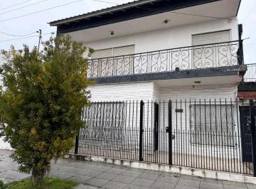 Casa · 233m² · 5 Dormitorios · 3 Cocheras · Chalet en 2 Plantas de 6 Ambientes, Patio, Parrilla, Cochera Triple!