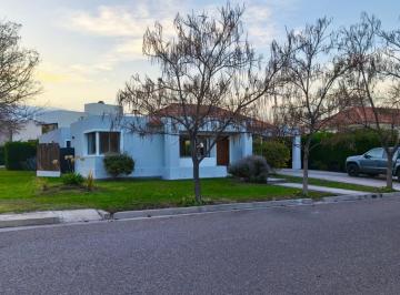 Casa · 220m² · 3 Dormitorios · 1 Cochera · Greenwood Alquila | Casa en Barrio Las Candelas 2