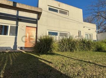 Casa · 80m² · 3 Ambientes · 2 Cocheras · Casa en Venta Echevrry Dos Dorm. Lote de 945 m
