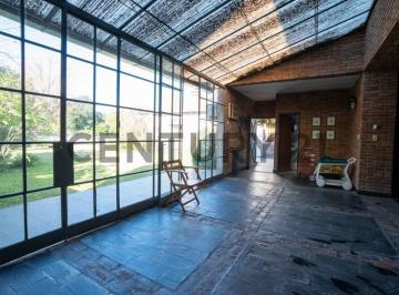 Terreno · 97m² · 2 Ambientes · 3 Cocheras · Venta de Lote en City Bell, con Quincho y Cochera