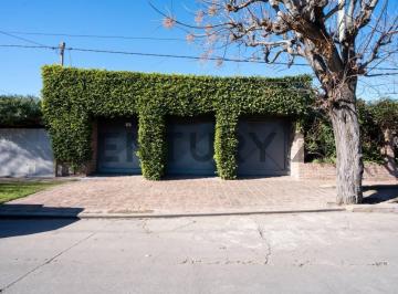 Terreno · 97m² · 2 Ambientes · 3 Cocheras · Venta de Lote en City Bell, con Quincho y Cochera