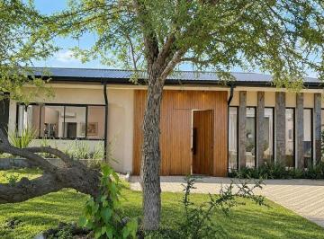 Casa · 300m² · 4 Ambientes · 2 Cocheras · ¡Venta! Casa en La Pankana - 4 Dorm. ¡Toda en Una Sola Planta!