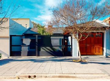 Casa · 152m² · 5 Ambientes · 3 Cocheras · Casa en Venta en Tolosa