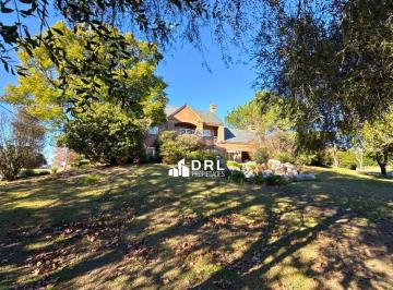 Casa · 1981m² · 10 Ambientes · 6 Cocheras · Casa Frente Al Golf en Las Delicias - en Venta