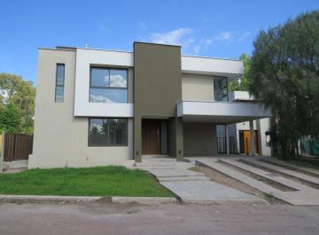 Casa · 8 Ambientes · 2 Cocheras · Casa en Chacras de Coria
