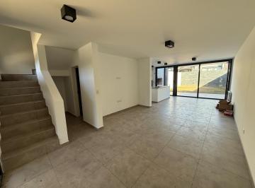 Casa · 180m² · 7 Ambientes · 2 Cocheras · Alquilo Duplex de Tres Dorm. en Barrio Cerrado La Calandria, Ubicado en Zona Sur