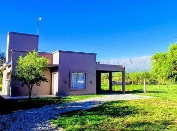 Casa · 65m² · 3 Ambientes · 1 Cochera · Hermosa Casa de 2 Dorm. Quincho y Vista a La Sierra!