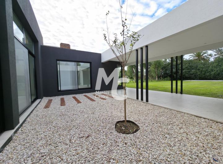 Casa · 200m² · 4 Ambientes · 2 Cocheras