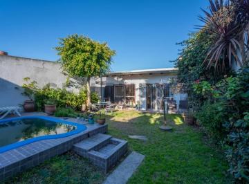 Casa · 220m² · 7 Ambientes · 1 Cochera · Casa en Venta en La Plata - 3 Dorm. + Escritorio - Cochera