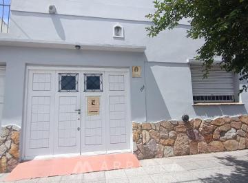Casa · 140m² · 4 Ambientes · 1 Cochera · Apto Credito. Casa en Macrocentro con 3 Dorm.. Excelente Estado!