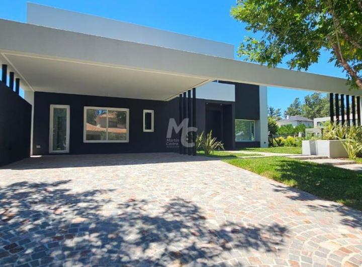 Casa · 230m² · 4 Ambientes · 2 Cocheras